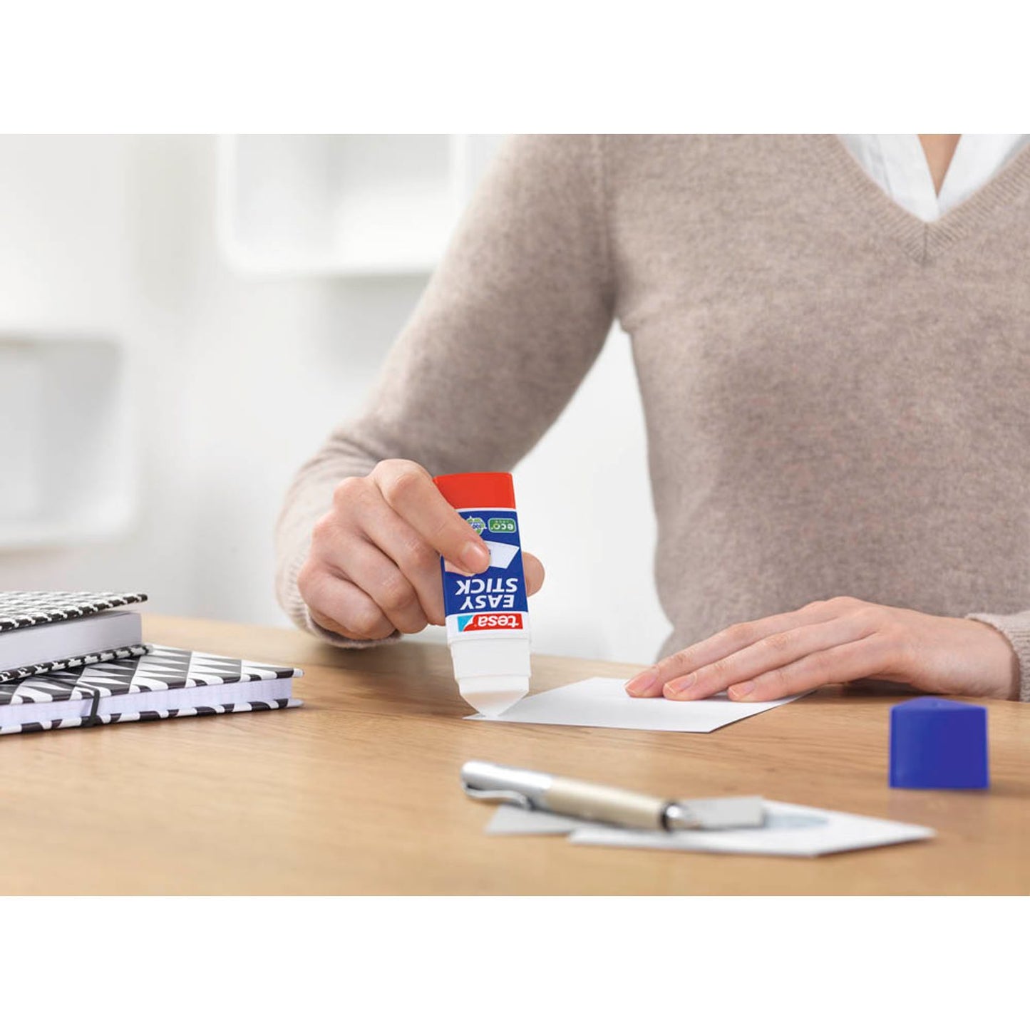 tesa + 1 GRATIS: 2 EASY STICK ecoLOGO Klebestifte 25,0 g + GRATIS | 57047-00000-01 | 1 Aktionspack = 2 St.