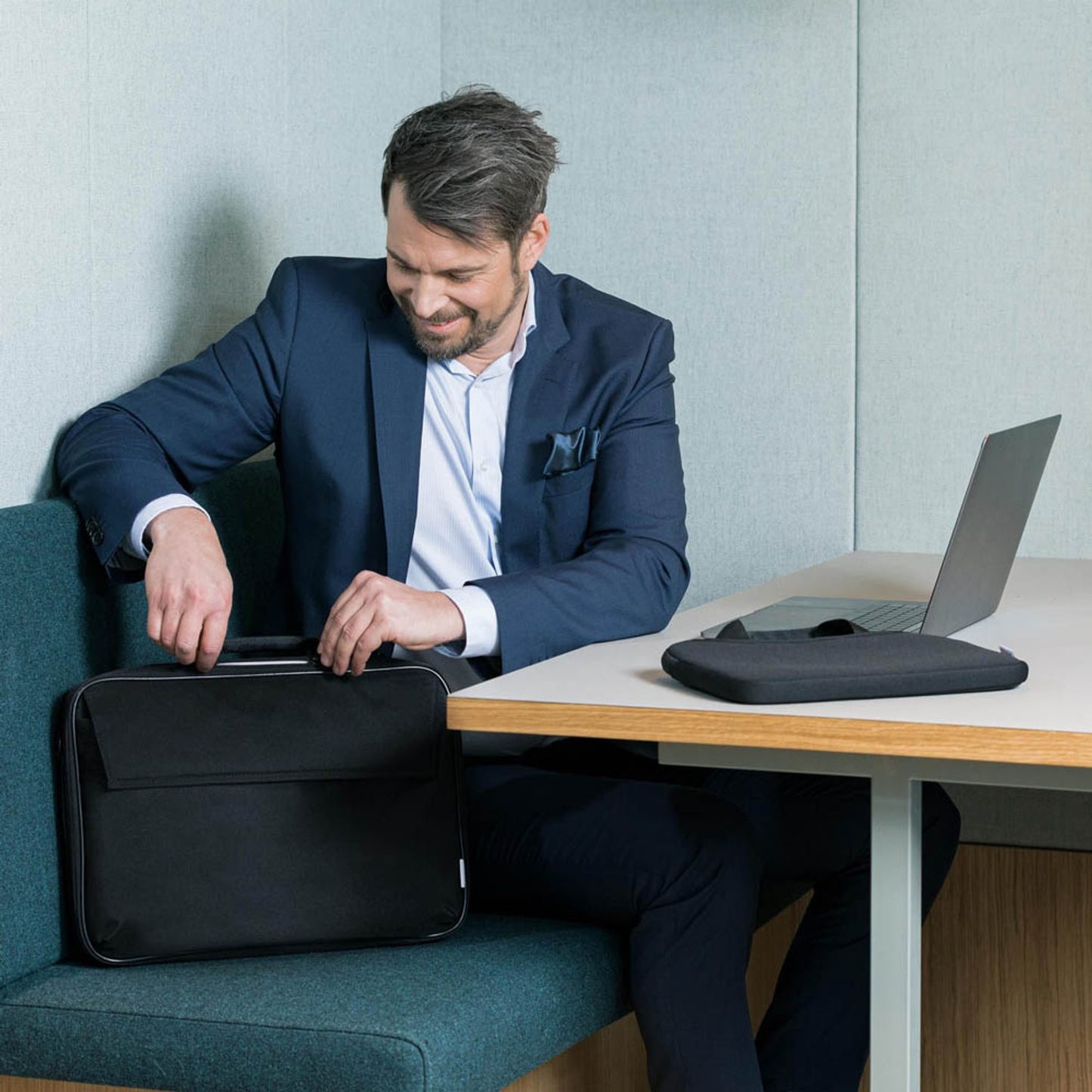 BASE XX Laptoptasche Clamshell Kunstfaser schwarz bis 35,8 cm (14,1 Zoll) | D31794