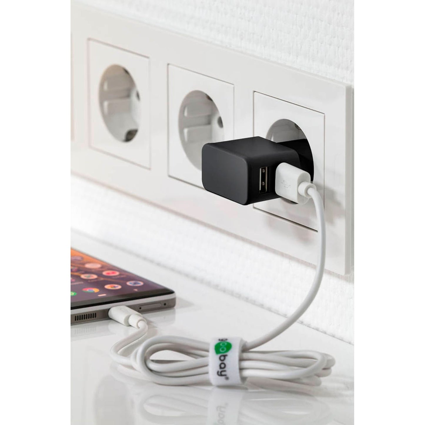 goobay Ladekabel mit Adapter schwarz, Kabellänge: 1,0 m, 12 Watt | 44986