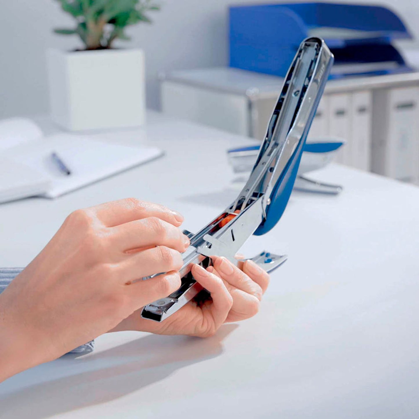 LEITZ Heftzange 5548 blau-metallic | 55480033